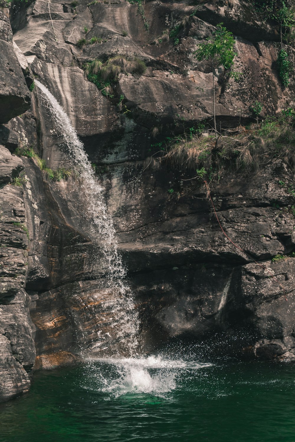 Cascate d'acqua nella montagna rocciosa