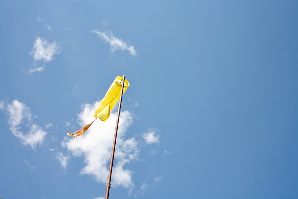 paraguas amarillo bajo el cielo azul durante el día