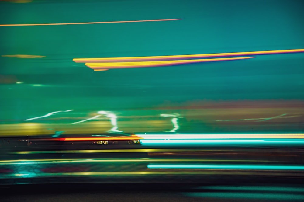 Photographie en accéléré de voitures sur la route pendant la nuit