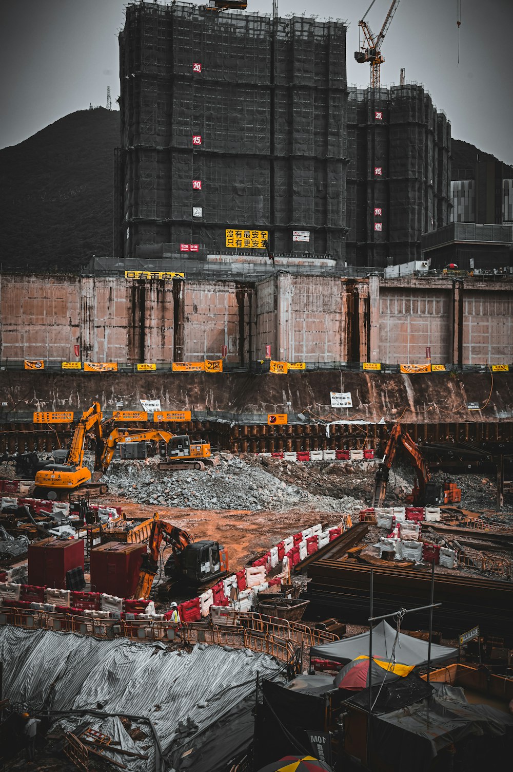 gelbes und schwarzes schweres Gerät auf der Baustelle