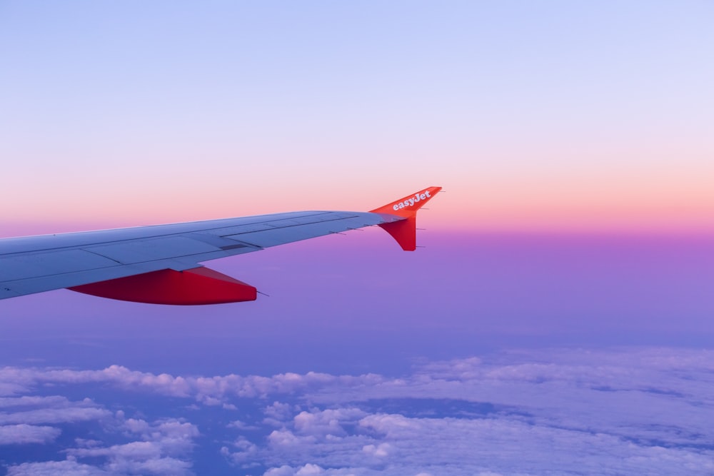 Ala roja y blanca del avión durante el día