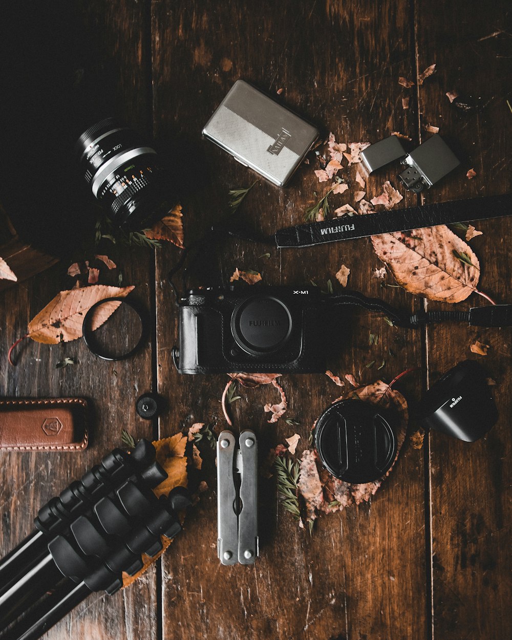 Fotocamera DSLR nera su tavolo di legno marrone