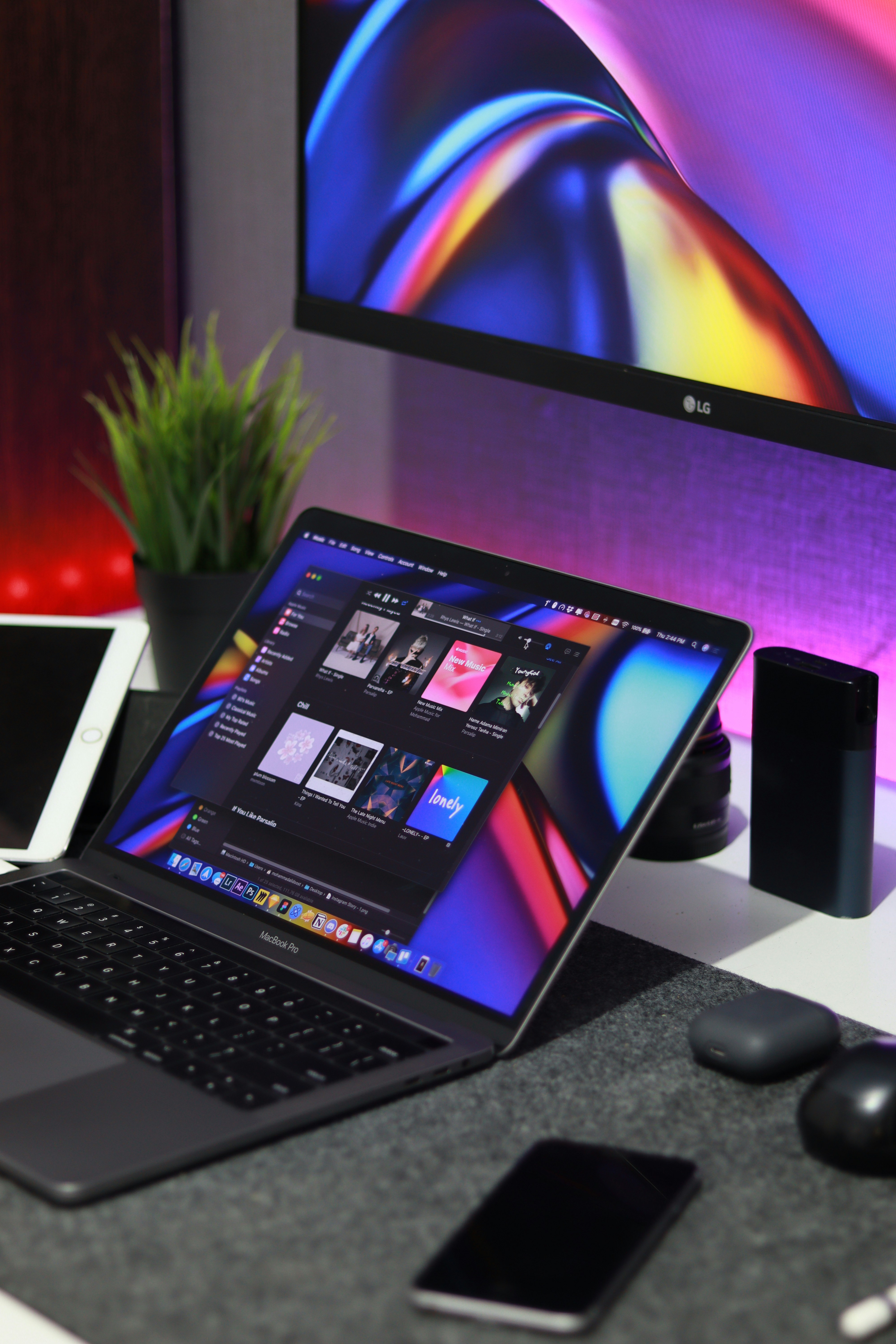 Configuración de estación de trabajo profesional con laptop y monitor externo para máxima productividad