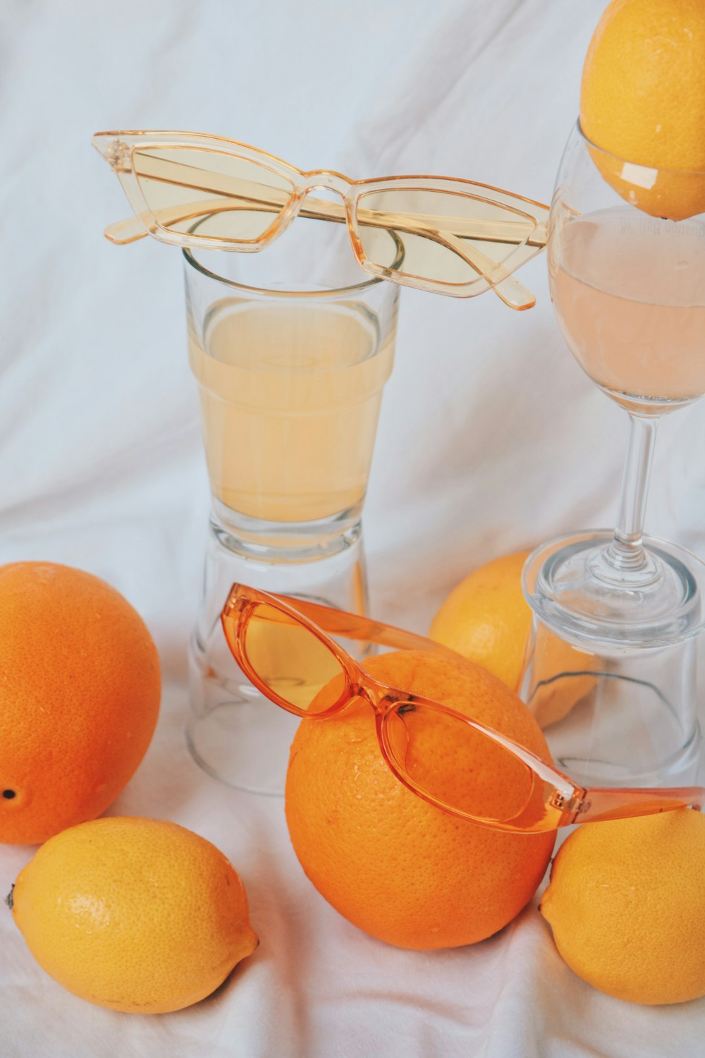 Orangenfrucht auf klarer Glasfußschale
