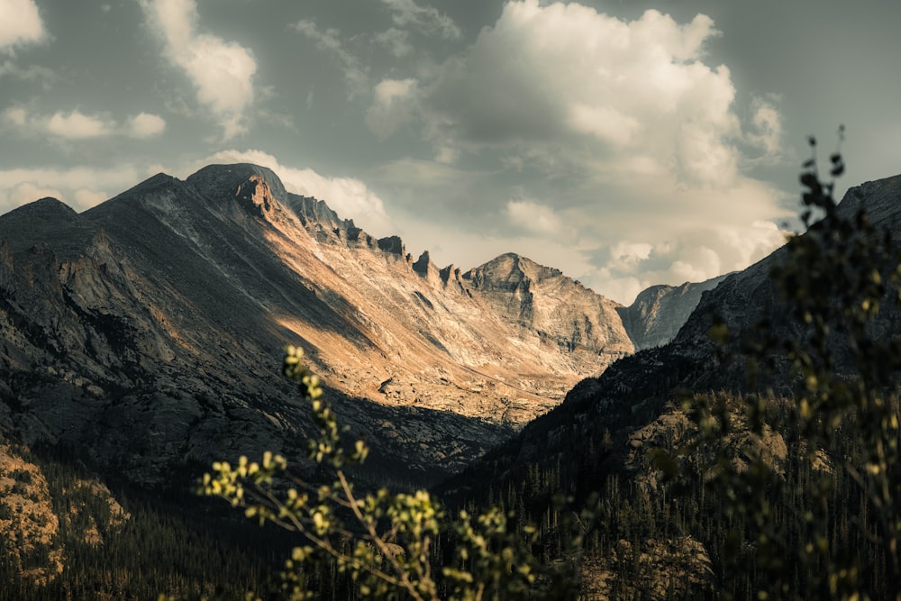 Braune und grüne Berge unter weißen Wolken tagsüber