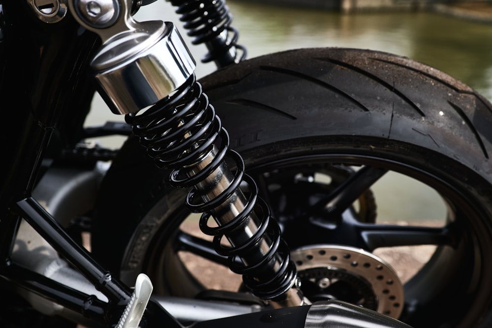 rueda de moto negra con neumático