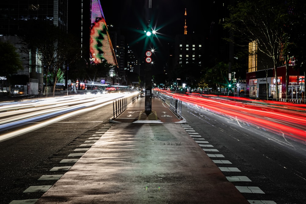 persone che camminano sul marciapiede durante la notte