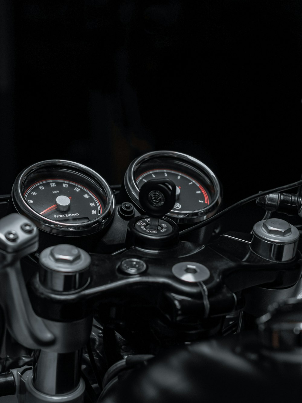 schwarz-silberner Motorrad-Tachometer