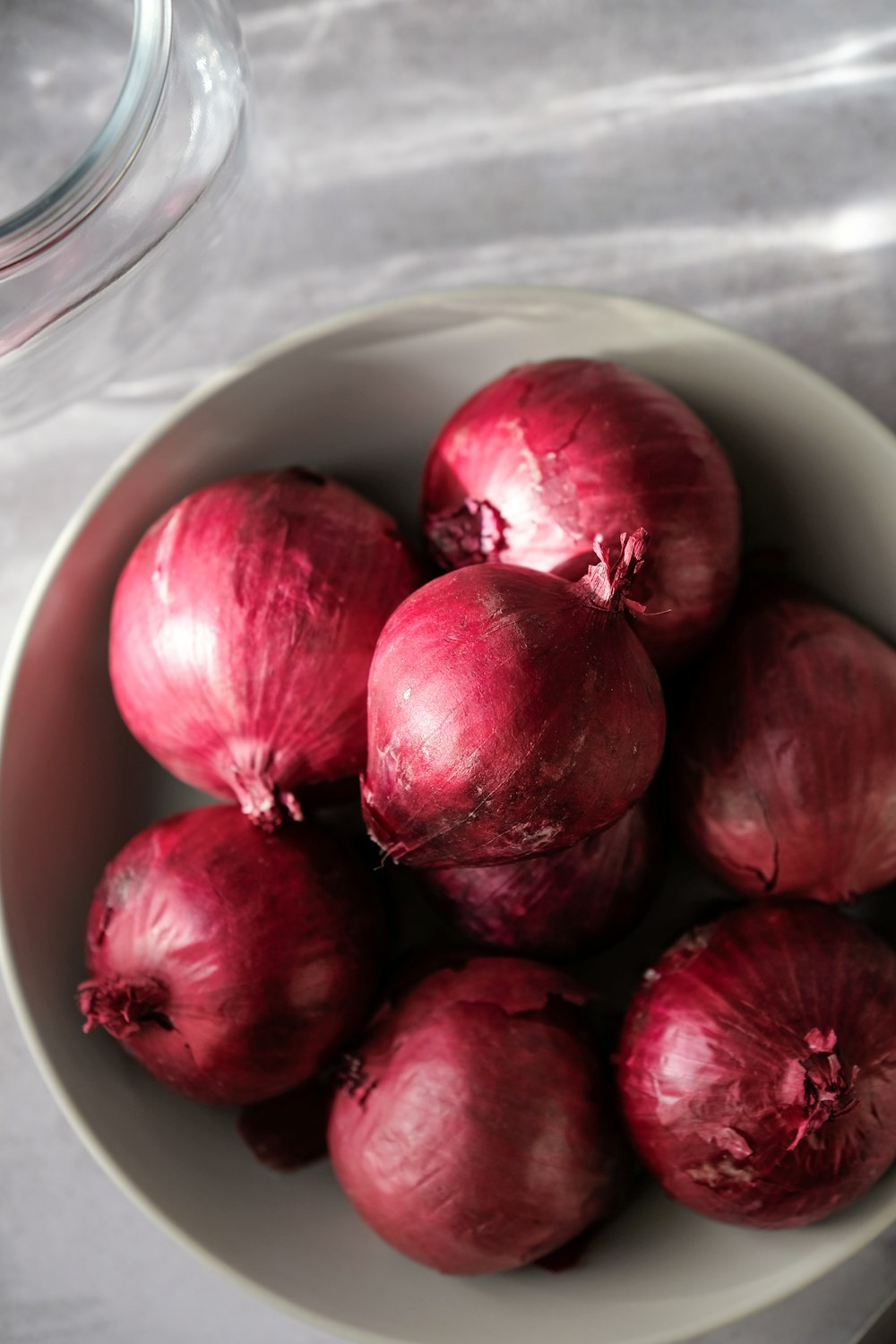 Frutos rojos redondos en cuenco de cerámica blanca