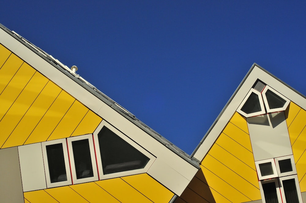 bâtiment en béton brun et blanc sous le ciel bleu pendant la journée