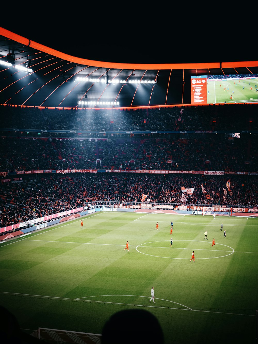 Leute, die Fußballspiel im Stadion sehen