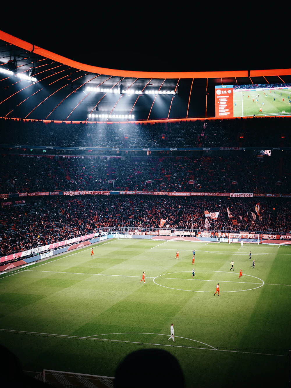 Pemain sepak bola merebut bola di lapanan hijau, mewakili pasaran pertandingan di sportsbook
