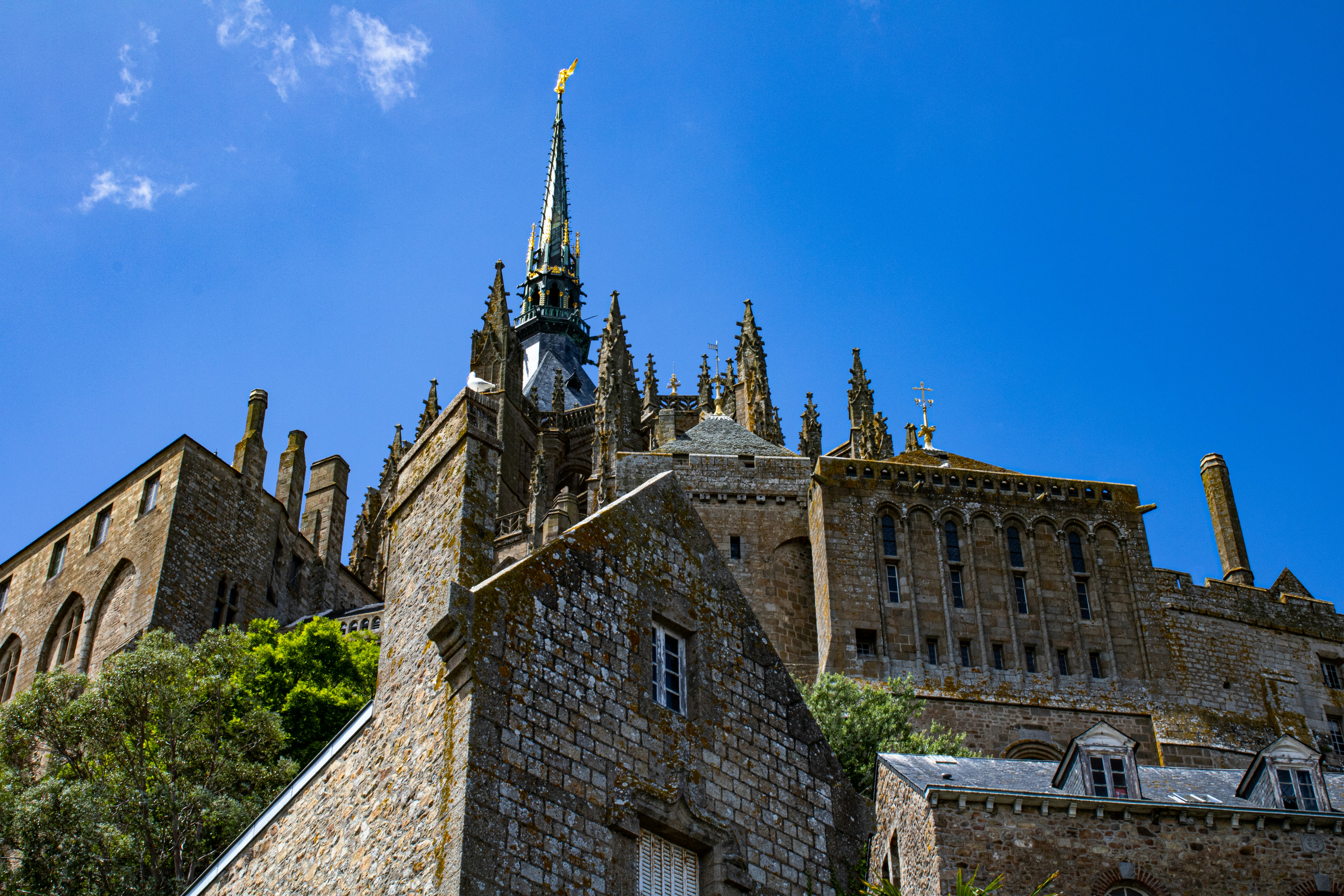 Bâtiment en brique brune sous le ciel bleu pendant la journée