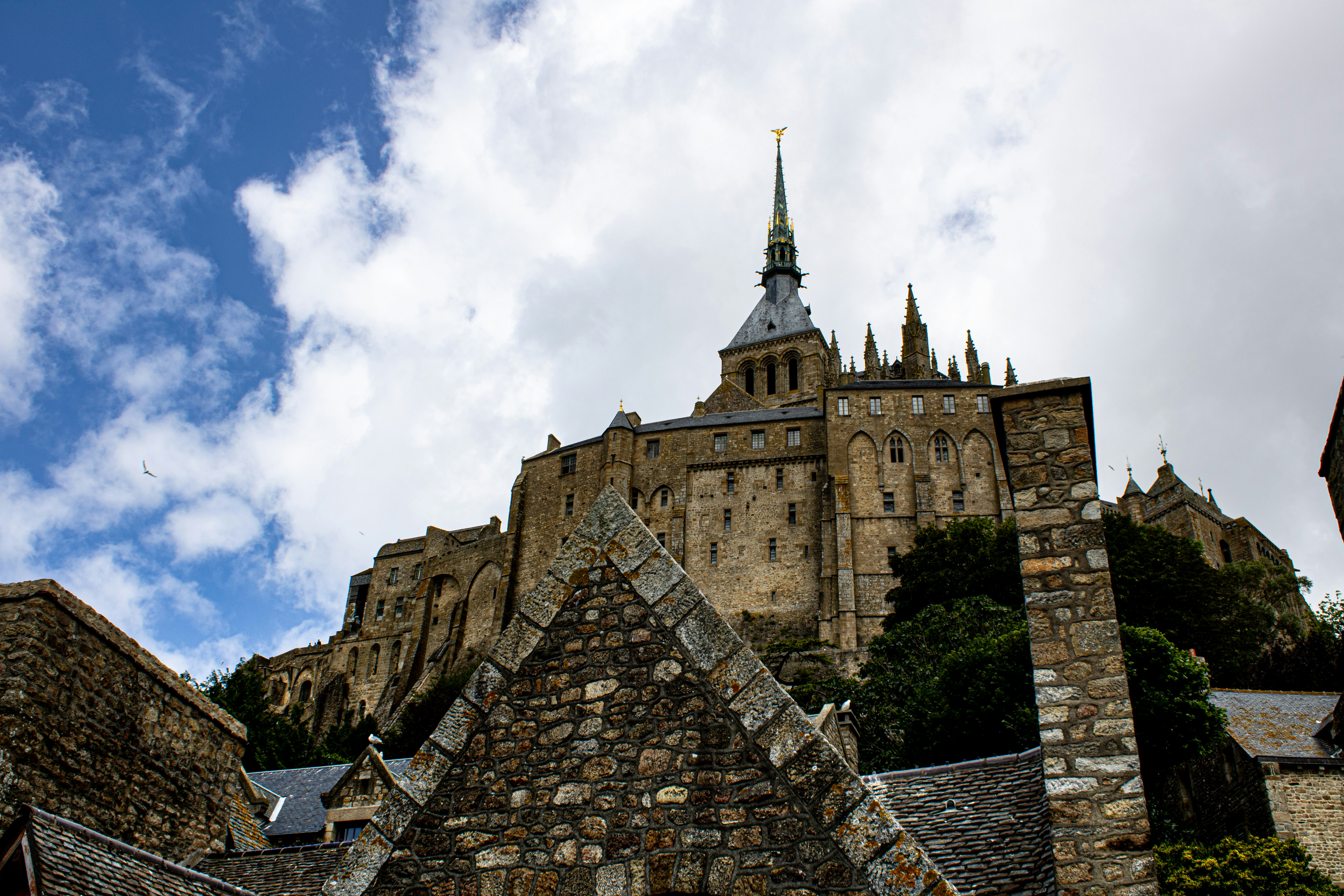 Bâtiment en béton brun sous le ciel bleu pendant la journée