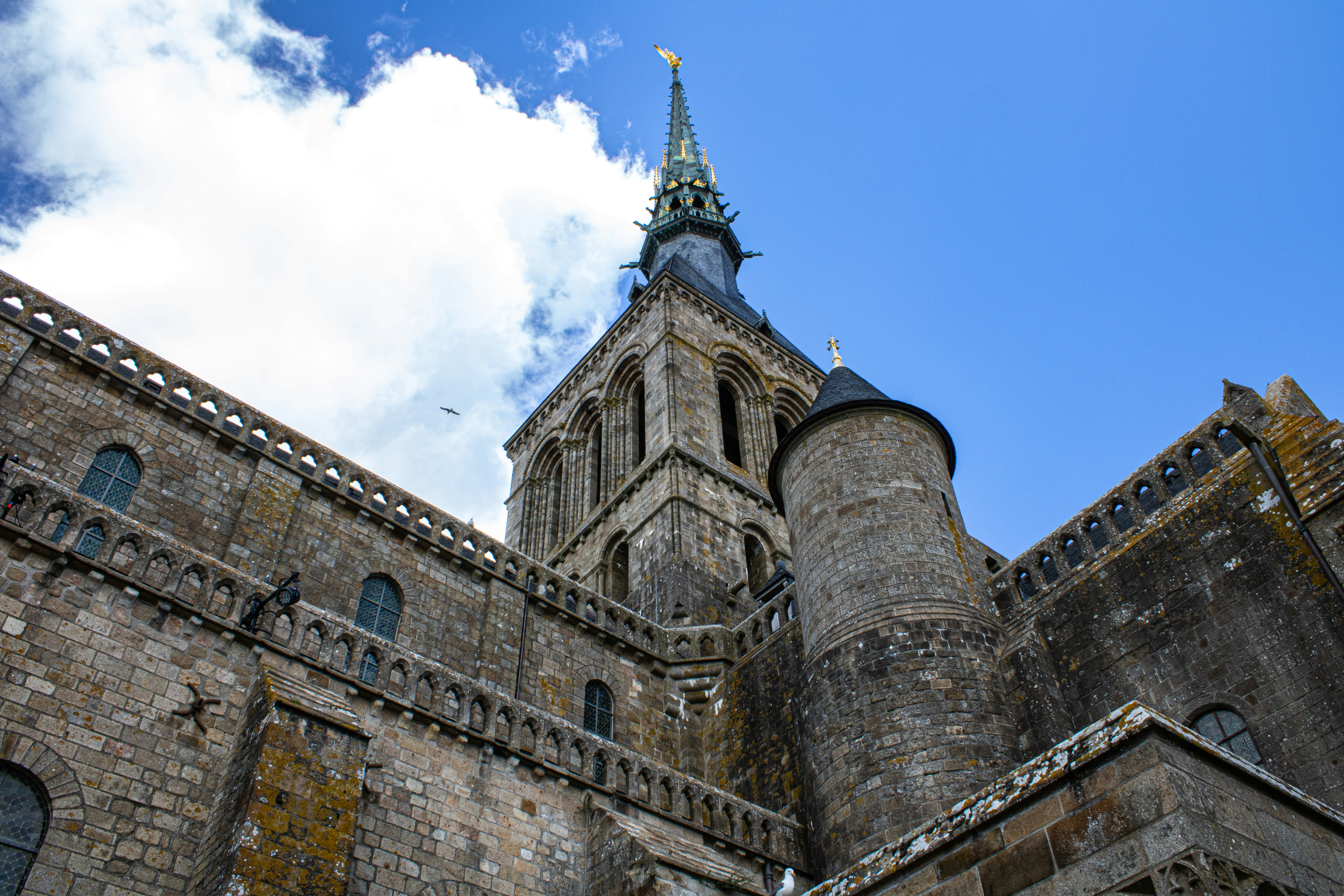 Bâtiment en béton gris sous le ciel bleu pendant la journée