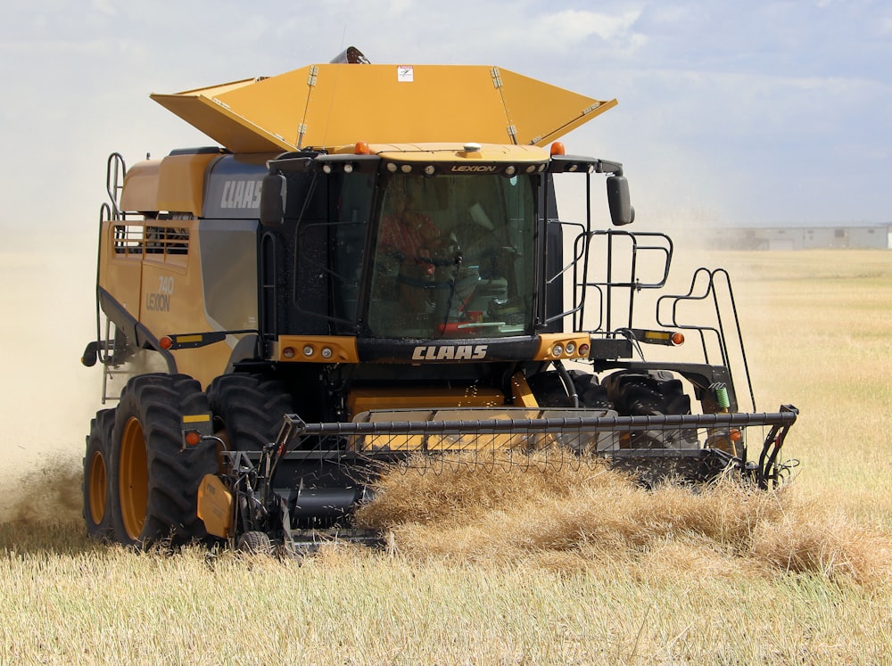 Equipo pesado amarillo y negro en campo de hierba marrón durante el día