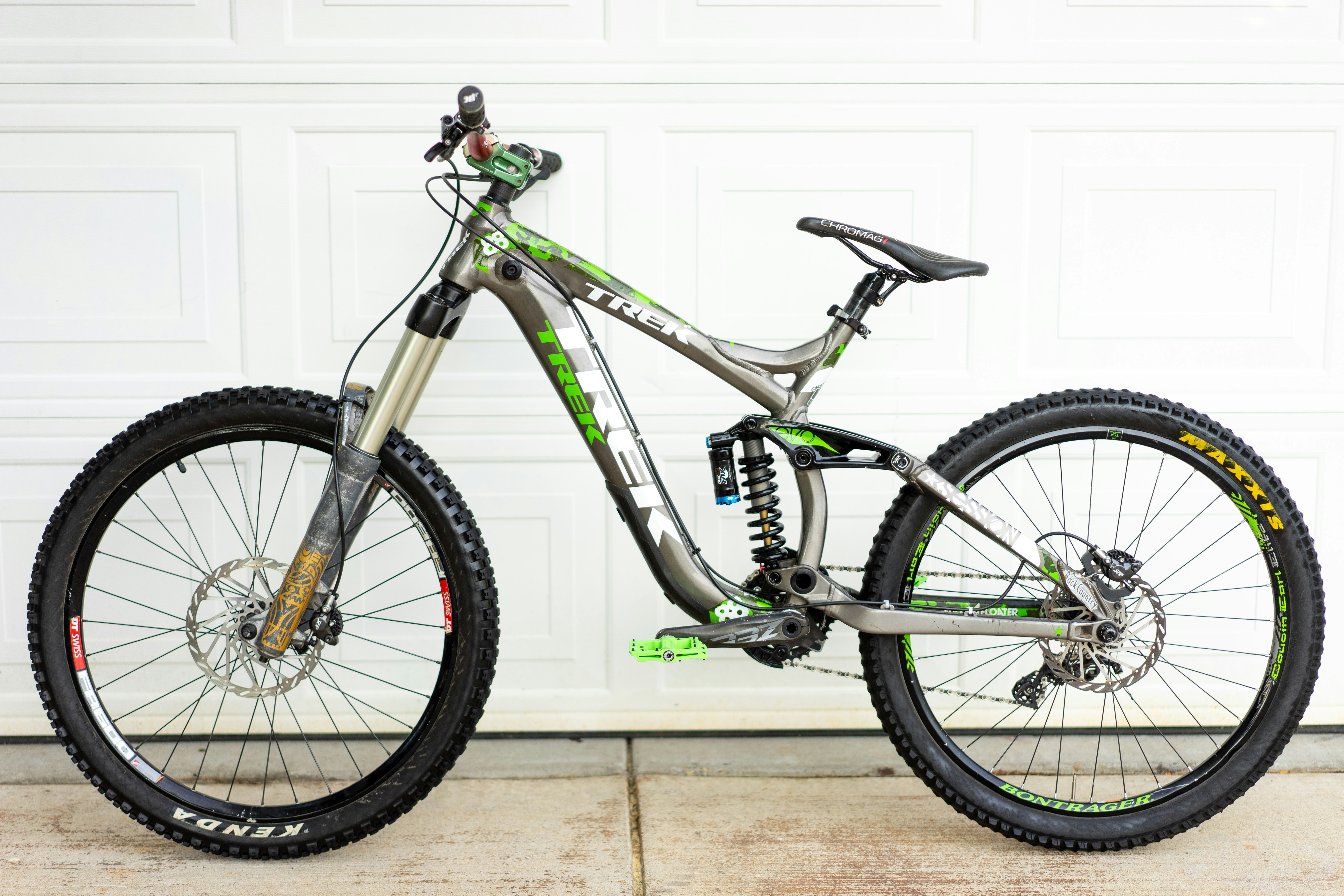 yellow and black mountain bike