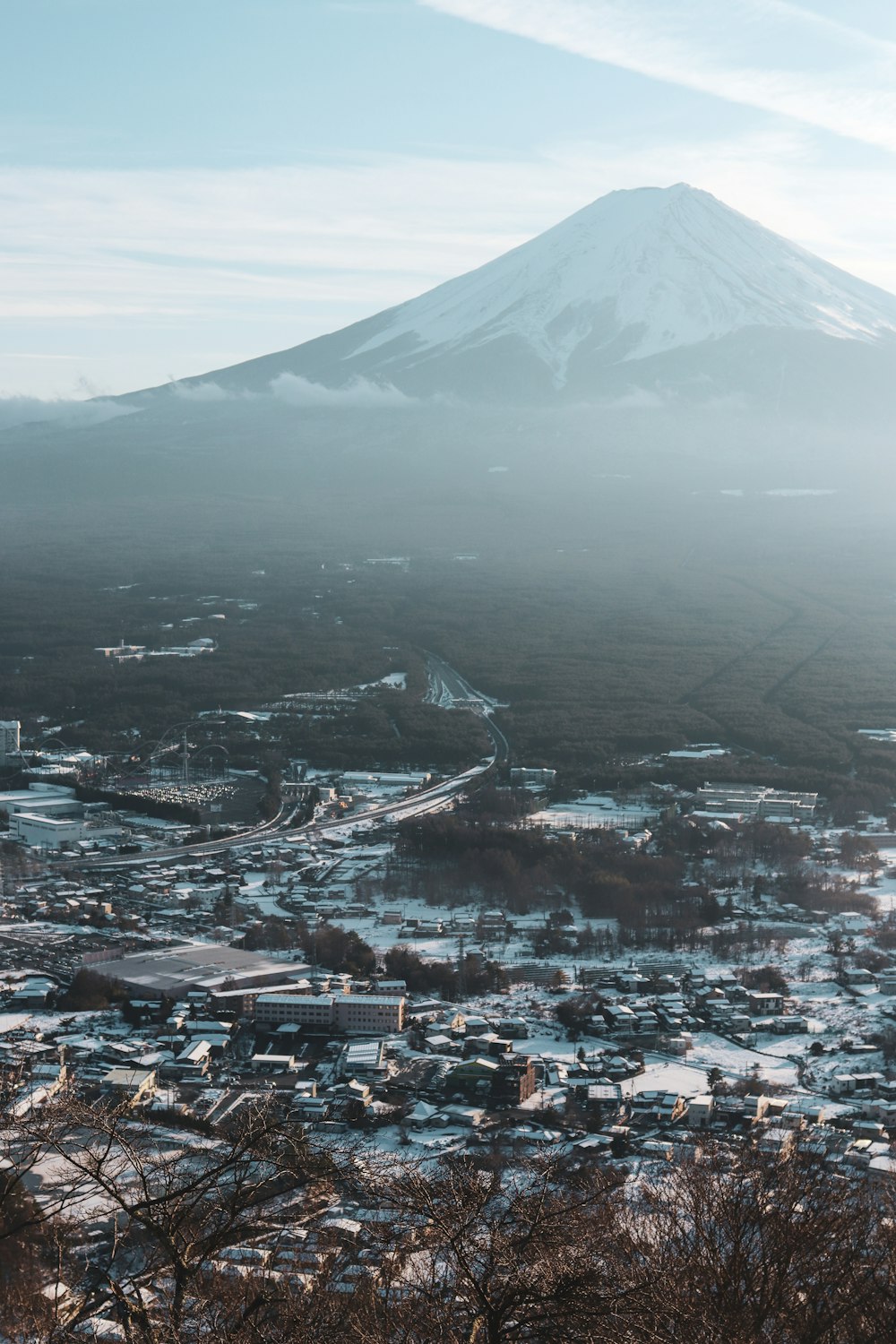 cidade perto da montanha durante o dia