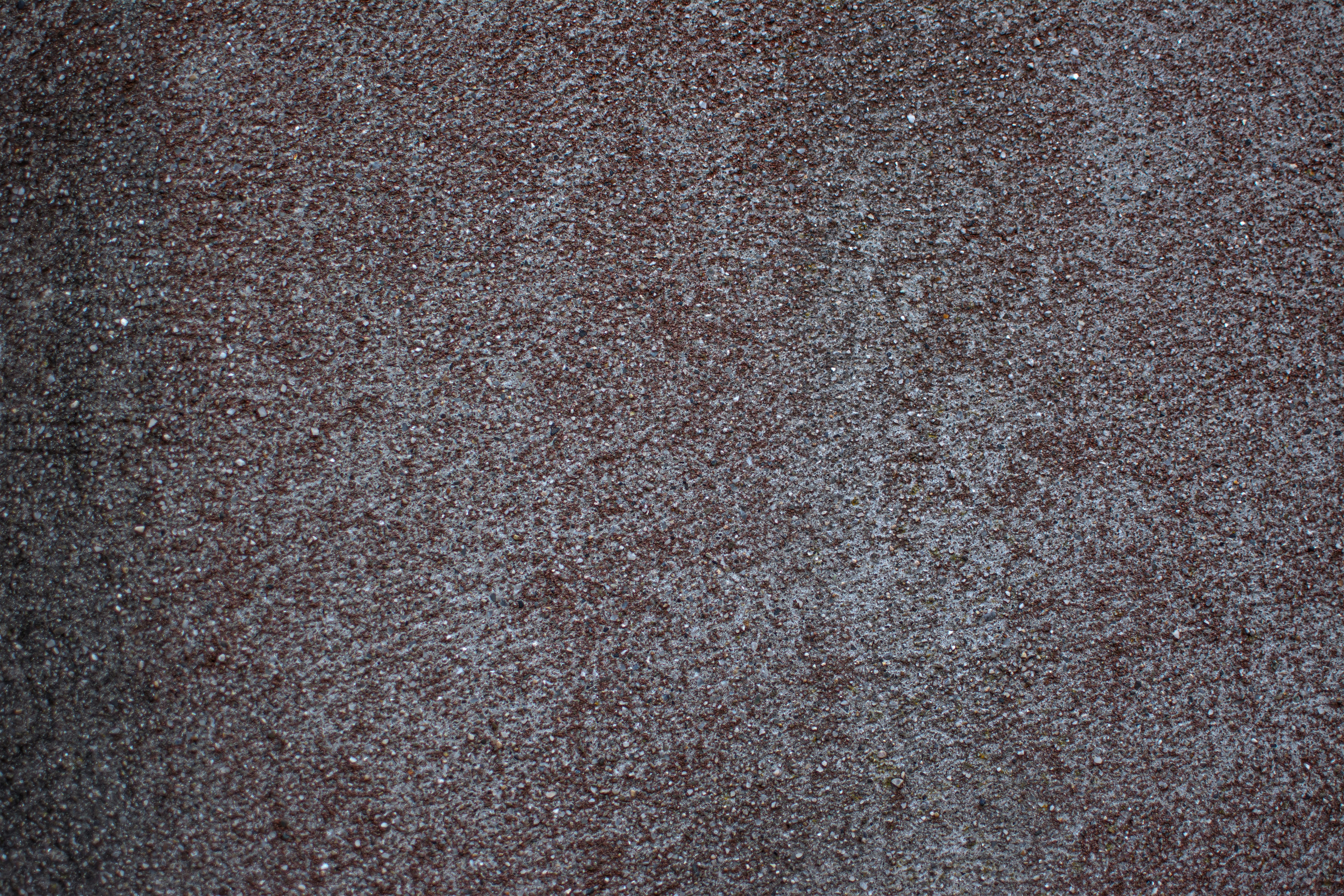 Açık renkli bir halı üzerine dökülmüş kırmızı oje lekesi ve bir bez yardımıyla lekeyi temizleme işlemi.