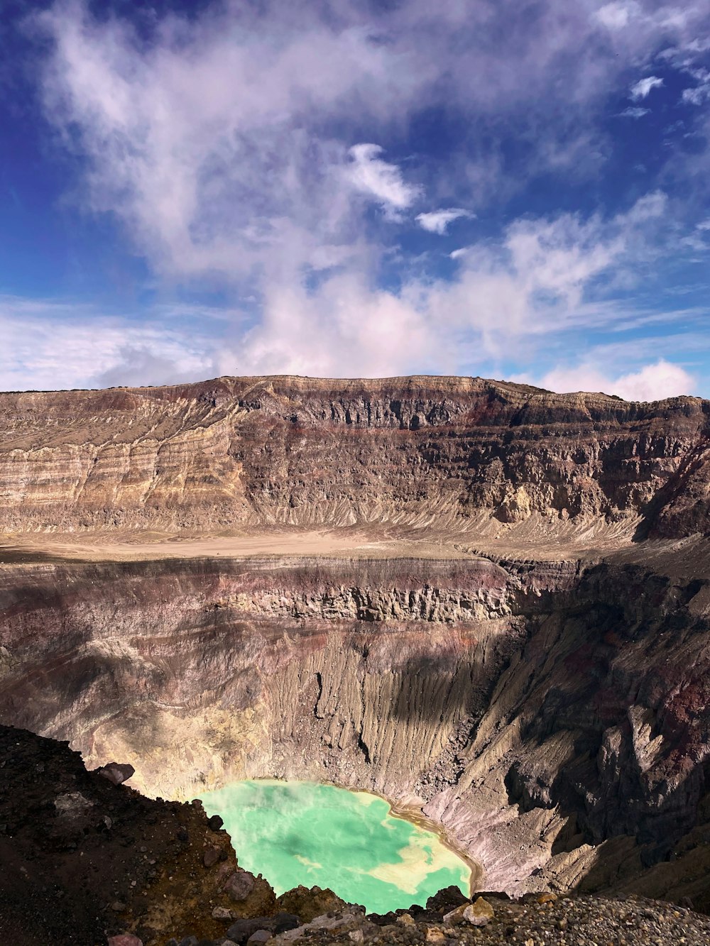 Montaña rocosa marrón bajo el cielo azul durante el día