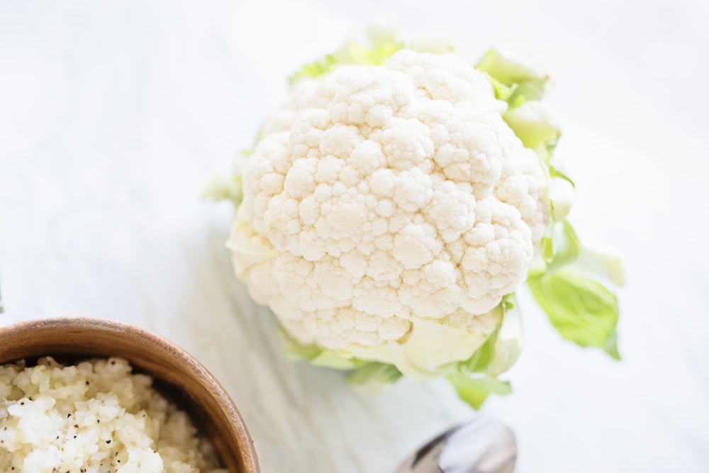 fleur blanche sur pot rond en bois brun