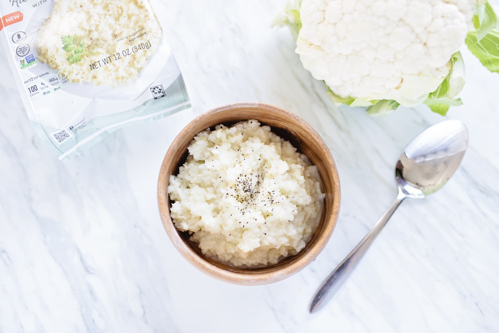 white rice in brown ceramic bowl