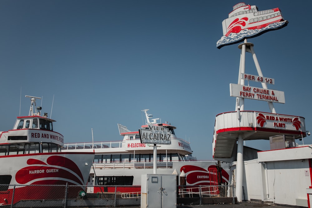 navio branco e vermelho sob o céu azul durante o dia