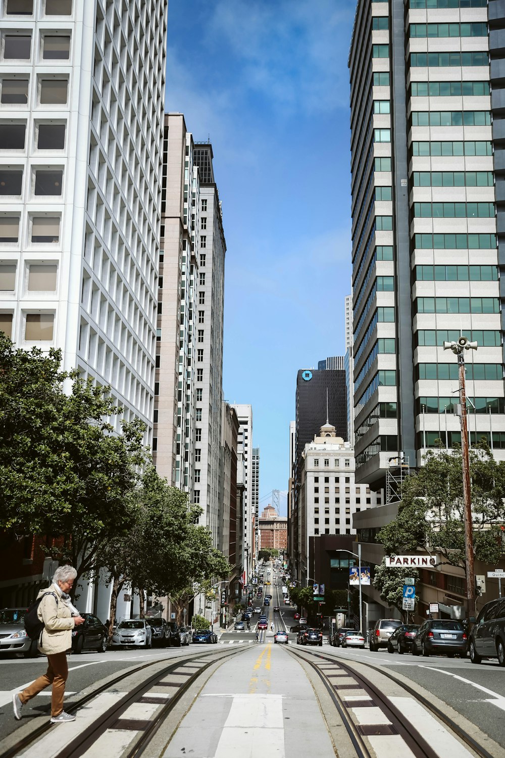 personas que caminan por la calle cerca de edificios de gran altura durante el día