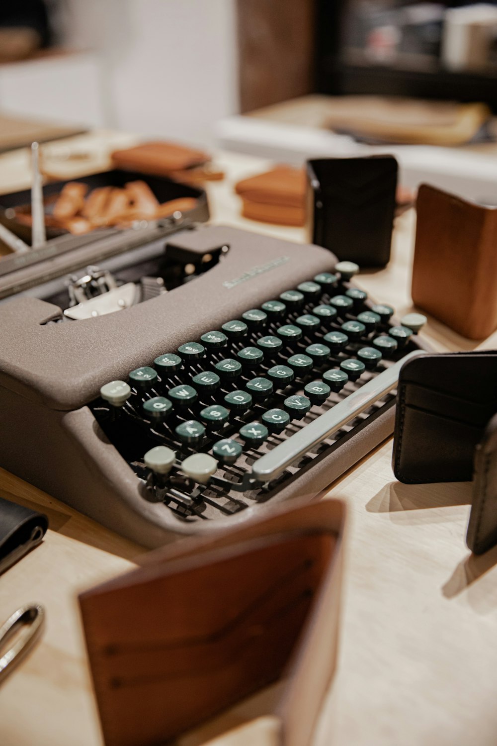máquina de escrever preta na mesa de madeira marrom