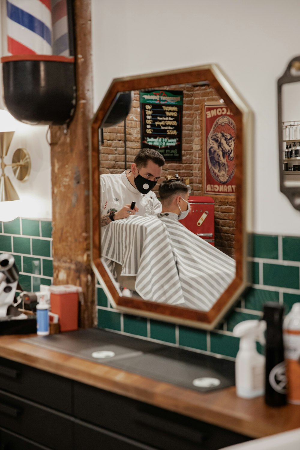 hombre con camisa de vestir blanca sentado en una silla de madera marrón