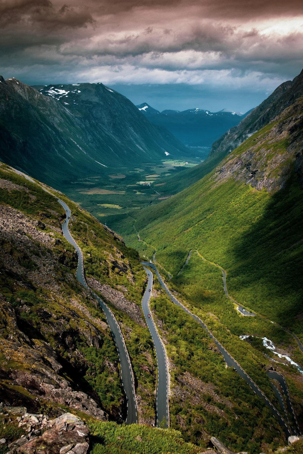 Montañas verdes y carretera durante el día