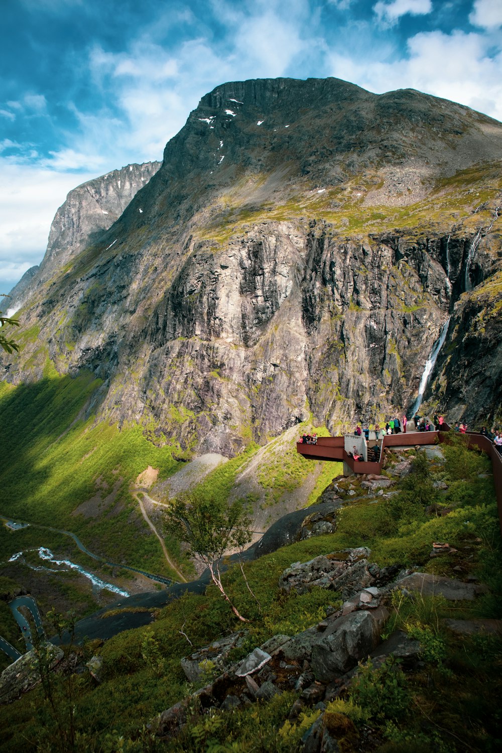 Braunes Holzboot tagsüber auf dem Rocky Mountain