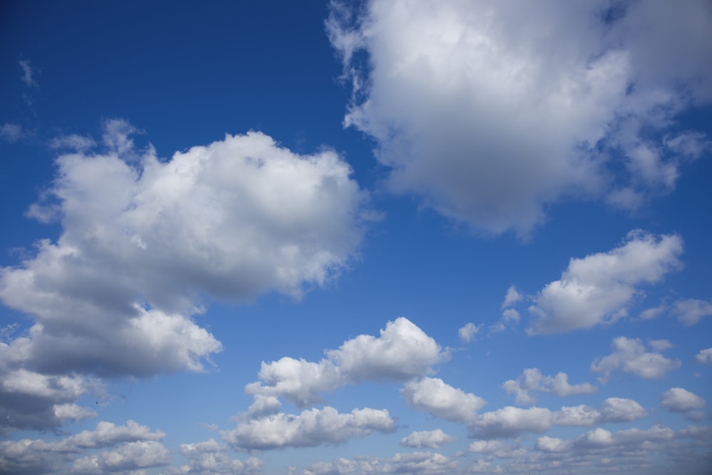 昼間の白い雲と青い空