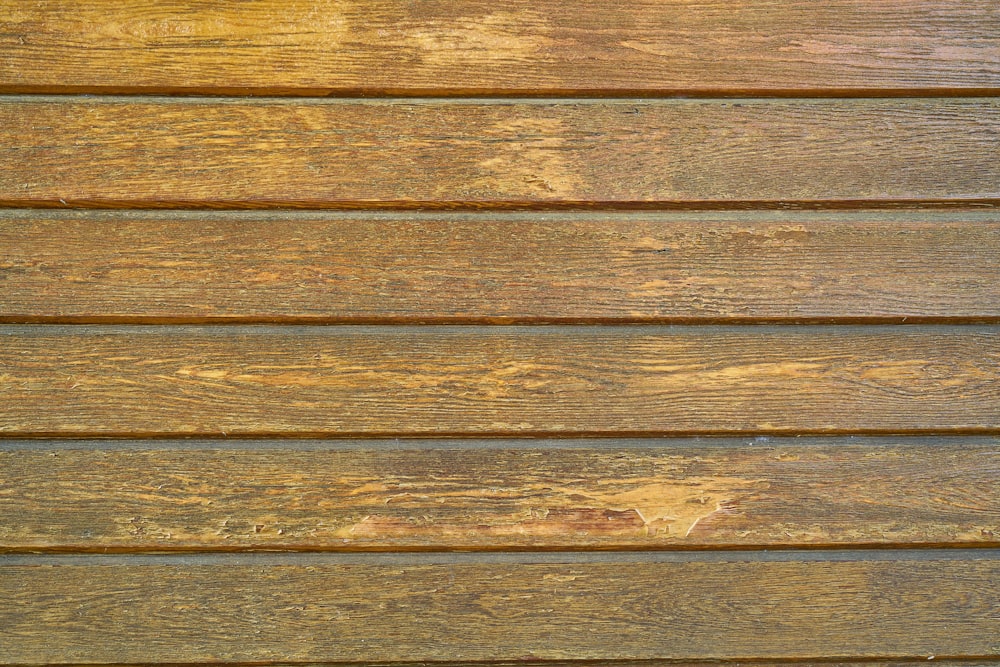 superficie in legno marrone e nero