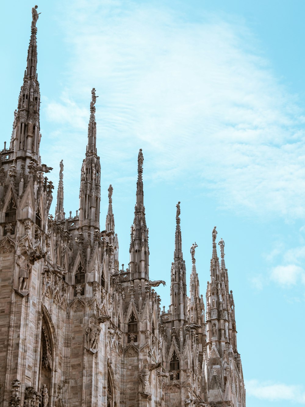 Braunes Betongebäude unter blauem Himmel tagsüber