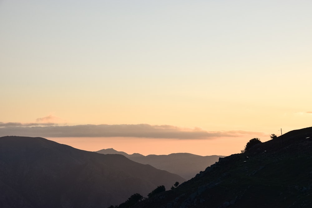 silhouette de montagnes au coucher du soleil