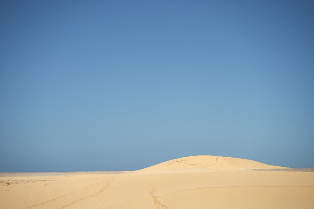 desierto bajo el cielo azul durante el día