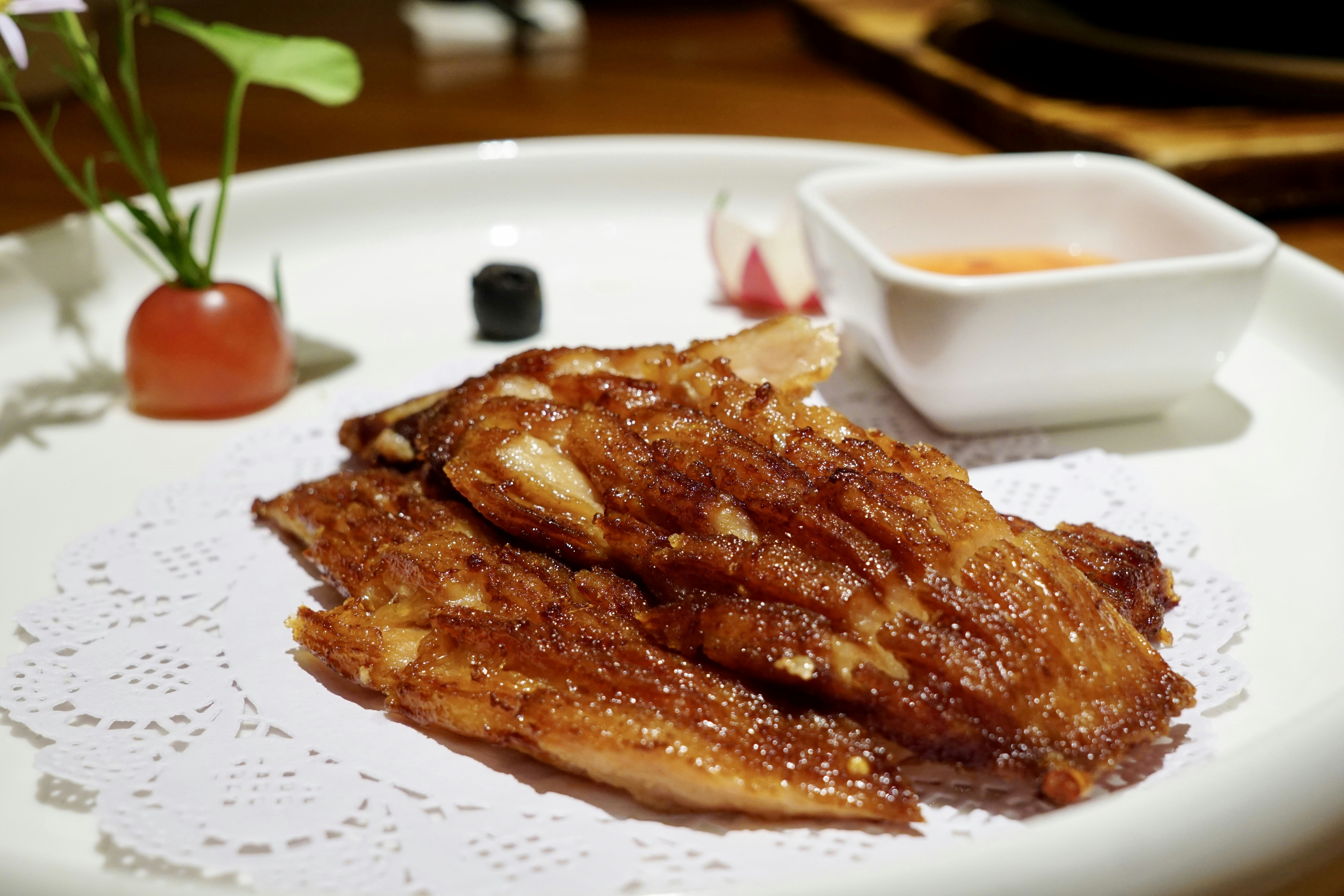 Picanugys Frisby: ocho trozos de pollo apanado crujiente dorado en bandeja blanca con salsas