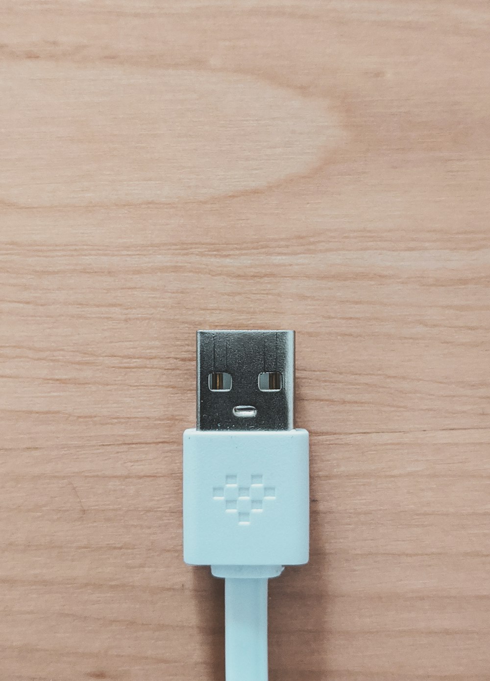 Weißer USB-Stick auf braunem Holztisch