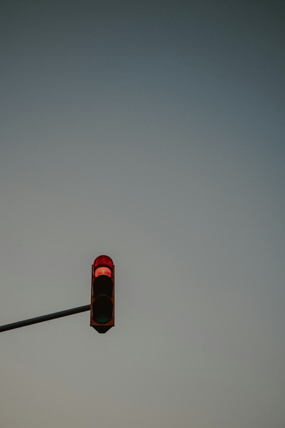 黒と赤の信号機
