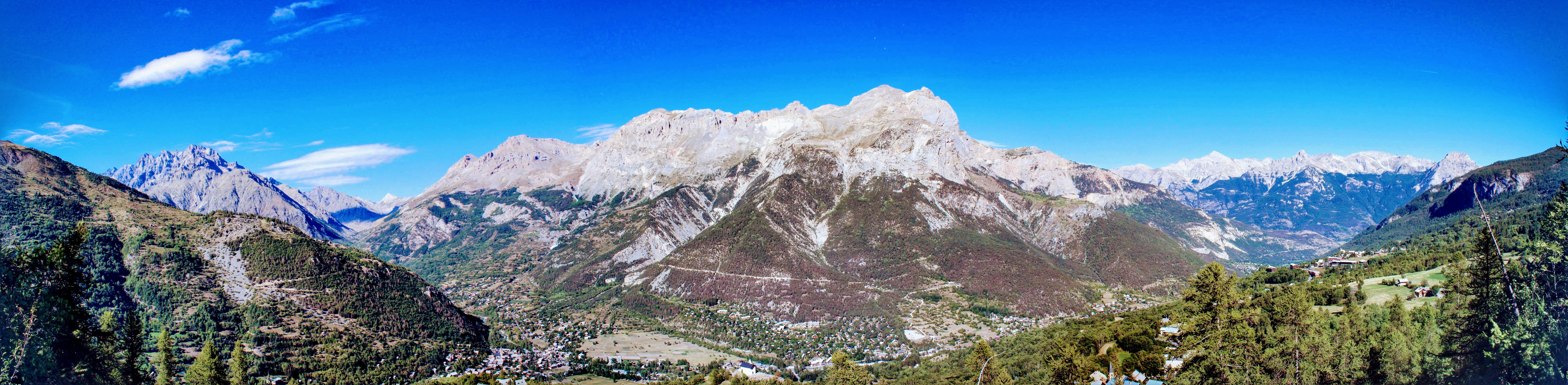 montagne grise et blanche sous le ciel bleu pendant la journée