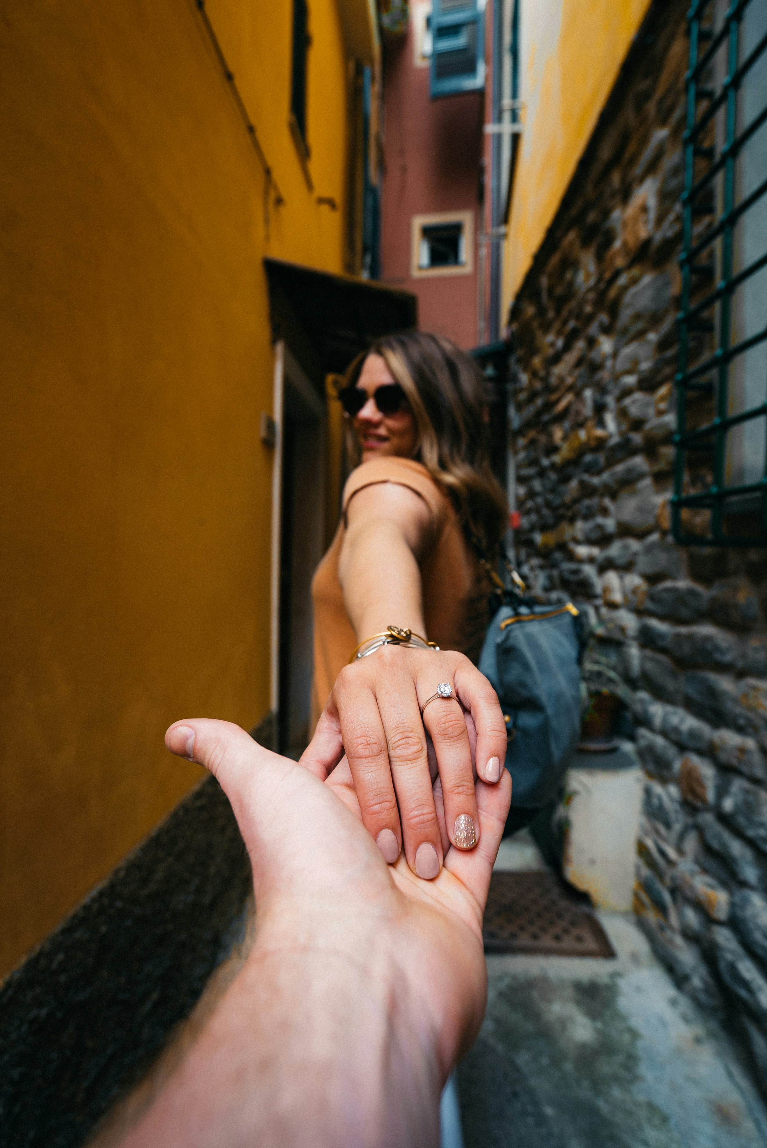 great photo recipe,how to photograph follow me; woman in black and white dress holding her hand