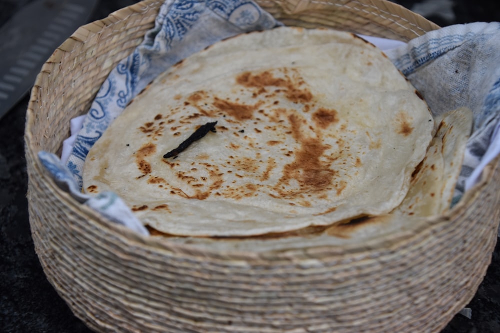 pane integrale su cesto di vimini bianco