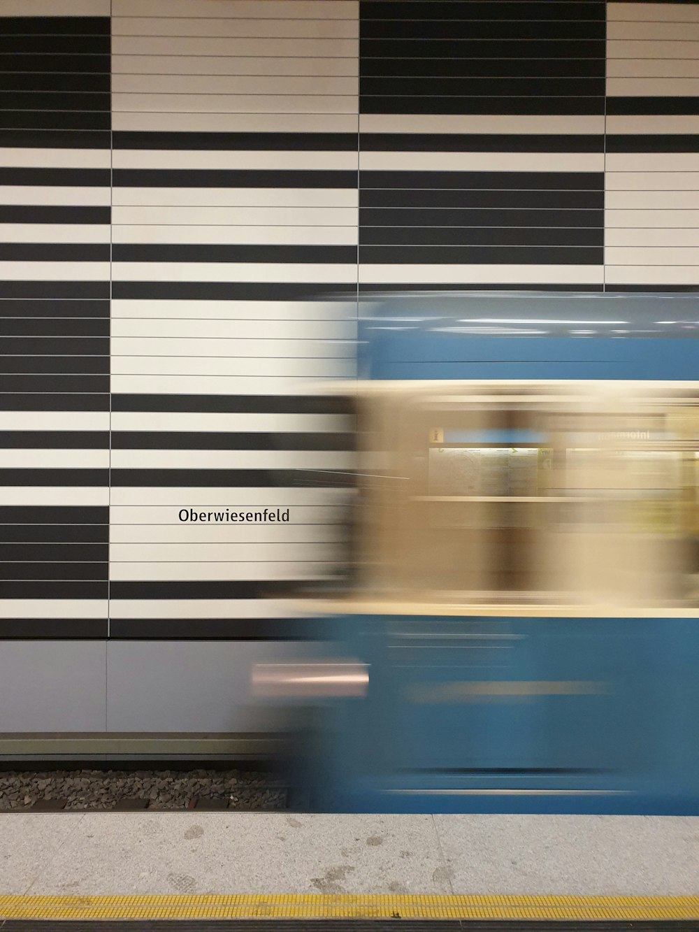 Tren azul y blanco en la estación de tren