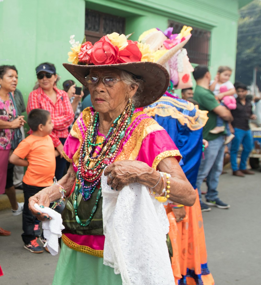 mulher no vestido branco e vermelho que veste o chapéu tecido marrom