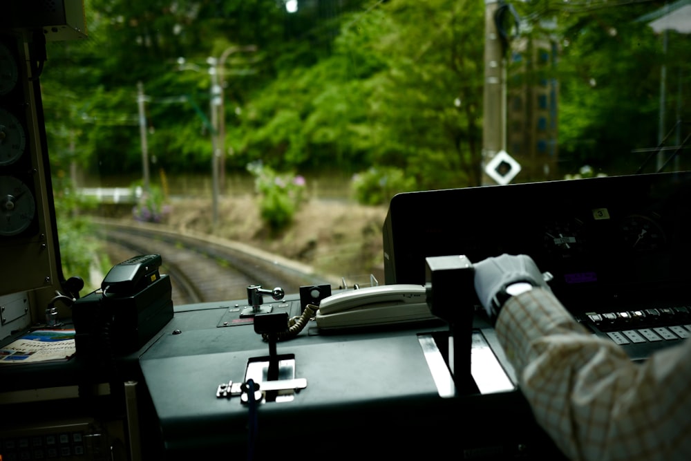 Interior del coche en negro y gris