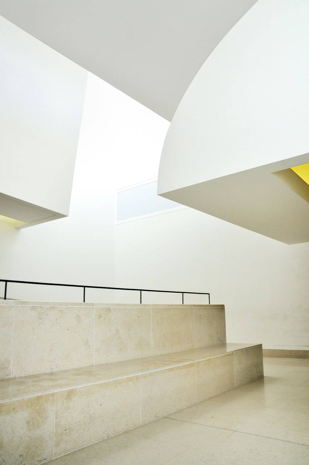 weiße Betontreppe mit weißer Wandfarbe