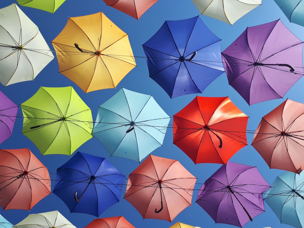 blauer Regenschirm mit orangefarbenem Regenschirm