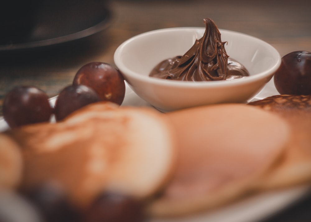 흰색 세라믹 그릇에 갈색과 흰색 초콜릿
