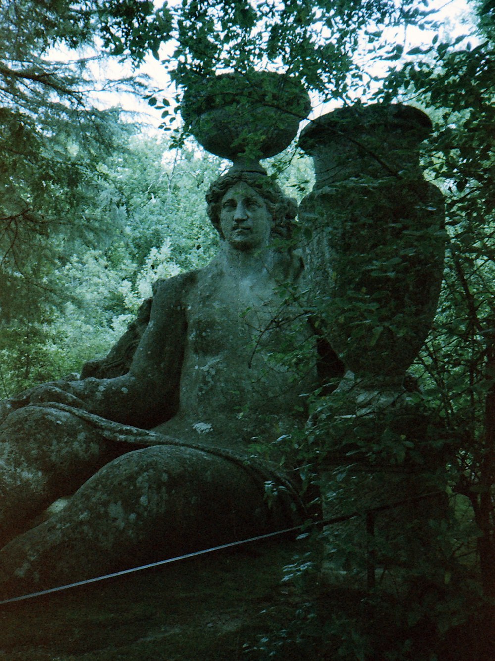 statua di donna in cemento grigio